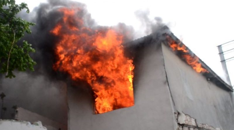 Tekirdağ'da korkutan yangın: Metruk ev alev topuna döndü