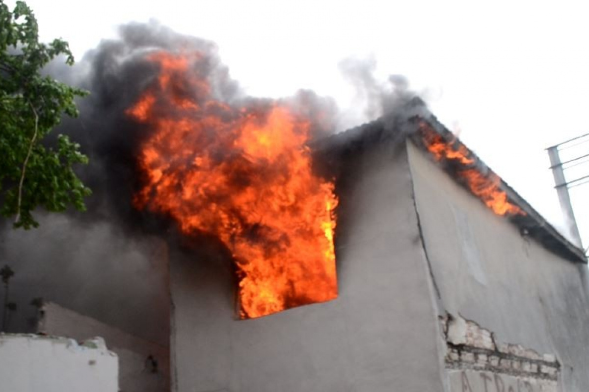 Tekirdağ'da korkutan yangın: Metruk ev alev topuna döndü