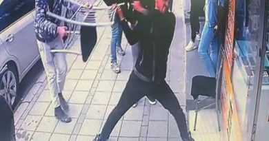 Telefon dükkanında sopa ve sandalyelerin havada uçuştuğu tartışma kamerada