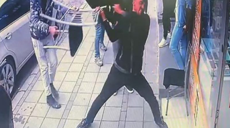 Telefon dükkanında sopa ve sandalyelerin havada uçuştuğu tartışma kamerada