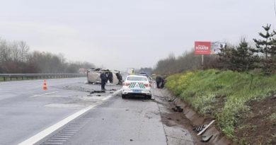 TEM'de otomobil devrildi: 4 yaralı