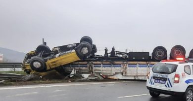 TEM’de tır takla attı: 1 yaralı