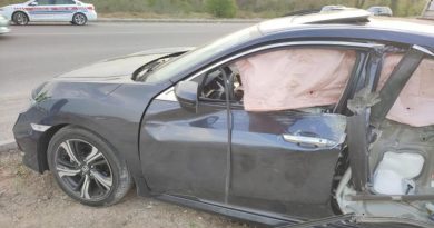 Ters yönden gelen traktör otomobili biçti