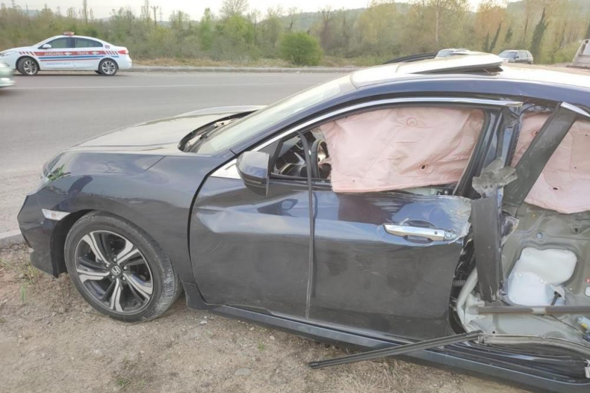 Ters yönden gelen traktör otomobili biçti