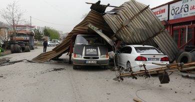 Tokat’ta kasırga çatıları uçurdu, minibüste bulunanlar mahsur kaldı