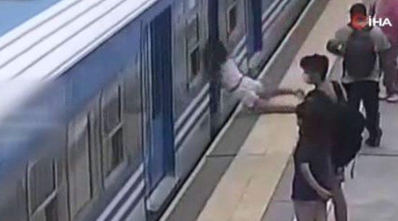 Trenin geçtiği sırada raylara düşen kadının olağanüstü kurtuluşu