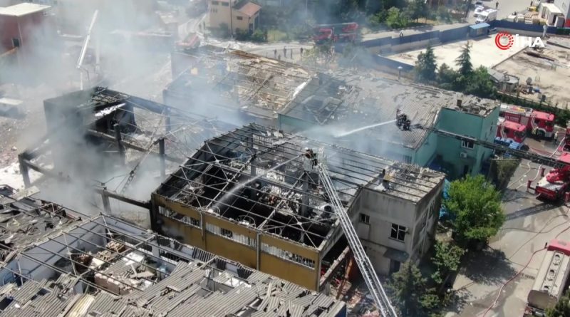 Tuzla’da patlamanın ardından yanan fabrikada 9 kişi yaralandı, 3 kişi hayatını kaybetti