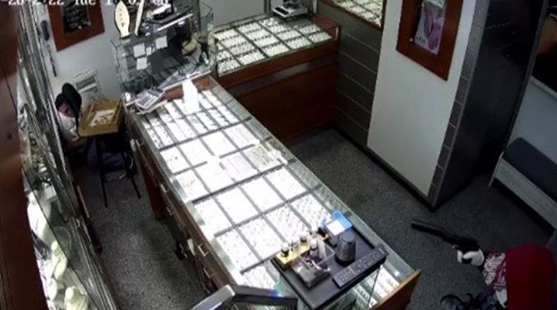 Tuzla’da soyulan kuyumcunun silahla vurulduğu an güvenlik kamerasına yansıdı