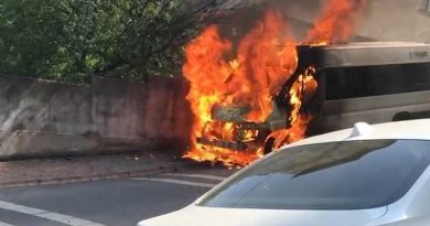 Ümraniye’de park halindeki servis minibüsü alev alev yandı