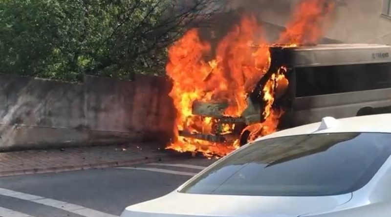 Ümraniye’de park halindeki servis minibüsü alev alev yandı
