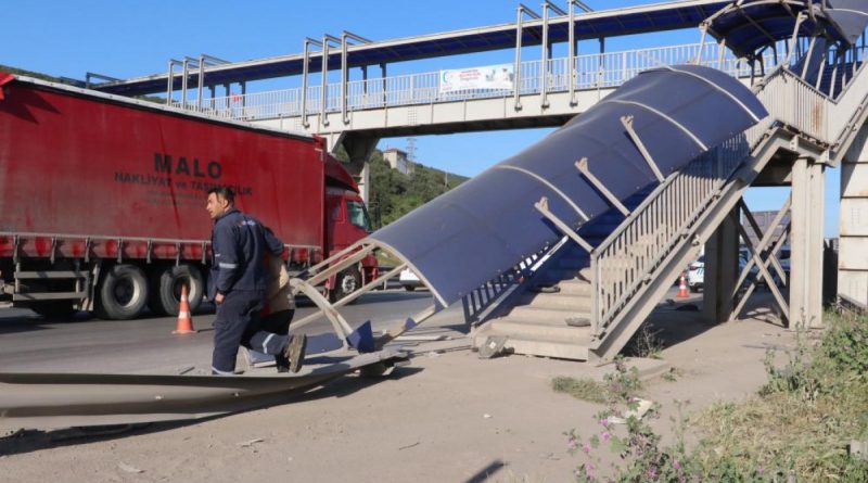 Üst geçidin bir kısmı çöktü, faciaya ramak kaldı