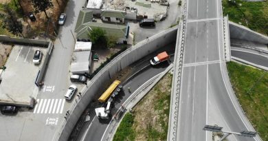 Virajı alamayan hafriyat kamyonu devrildi, bir kişi yaralandı