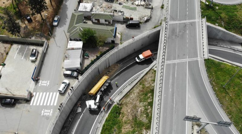 Virajı alamayan hafriyat kamyonu devrildi, bir kişi yaralandı