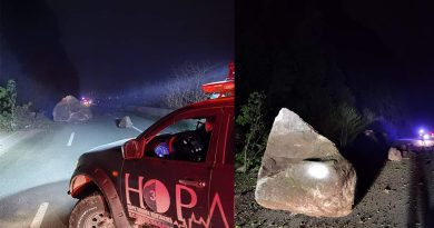 Yamaçtan kopan dev kayalar Hopa-Kemalpaşa karayolunu ulaşıma kapattı