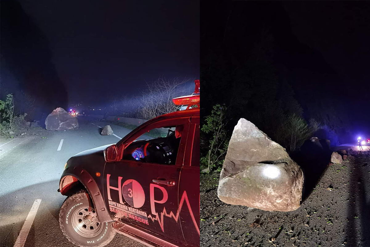 Yamaçtan kopan dev kayalar Hopa-Kemalpaşa karayolunu ulaşıma kapattı