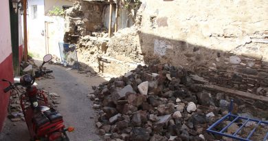 Yıkılan tarihi binanın duvarları 5 aydır kaldırılmadı