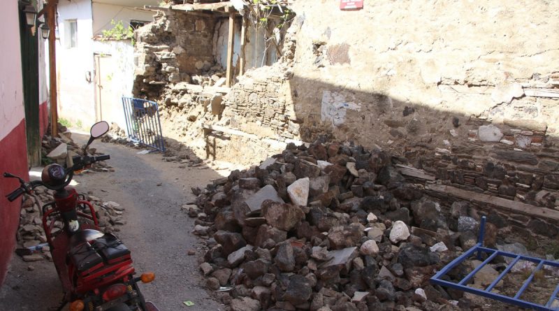 Yıkılan tarihi binanın duvarları 5 aydır kaldırılmadı