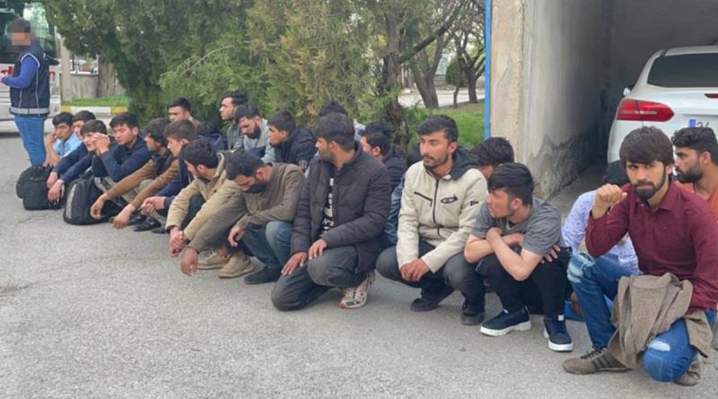 Yolcu otobüsünde seyahat eden 25 kaçak göçmen yakalandı
