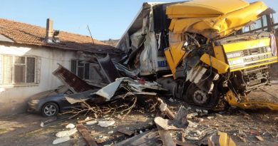 Yoldan çıkan kamyon eve girdi, faciadan dönüldü