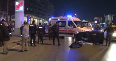 Yolun karşısına geçmeye çalışan 2 kadına araba çarptı: 1 ölü, 1 yaralı