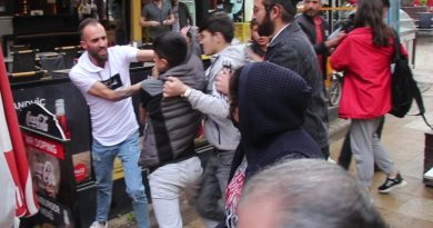 Yumrukların havada uçuştuğu kavgayı film seyreder gibi izlediler