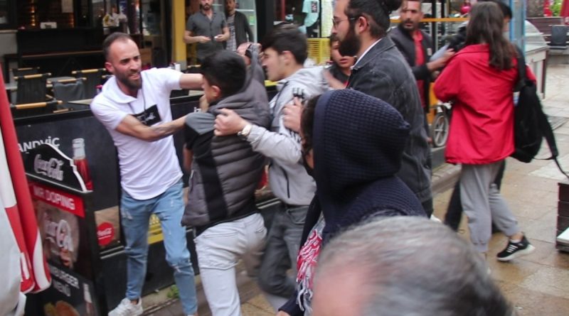 Yumrukların havada uçuştuğu kavgayı film seyreder gibi izlediler
