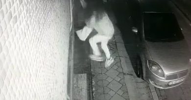 Zeytinburnu’nda genç kız ipten kıyafet çaldı