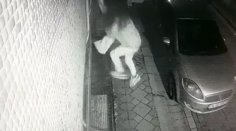 Zeytinburnu’nda genç kız ipten kıyafet çaldı