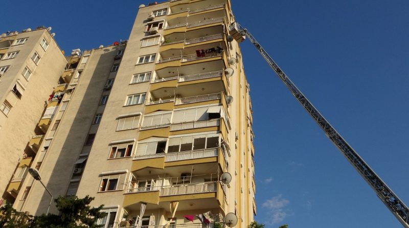 12'nci kattan 11'inci kata düşen kedinin kurtarılmasını film izler gibi izlediler