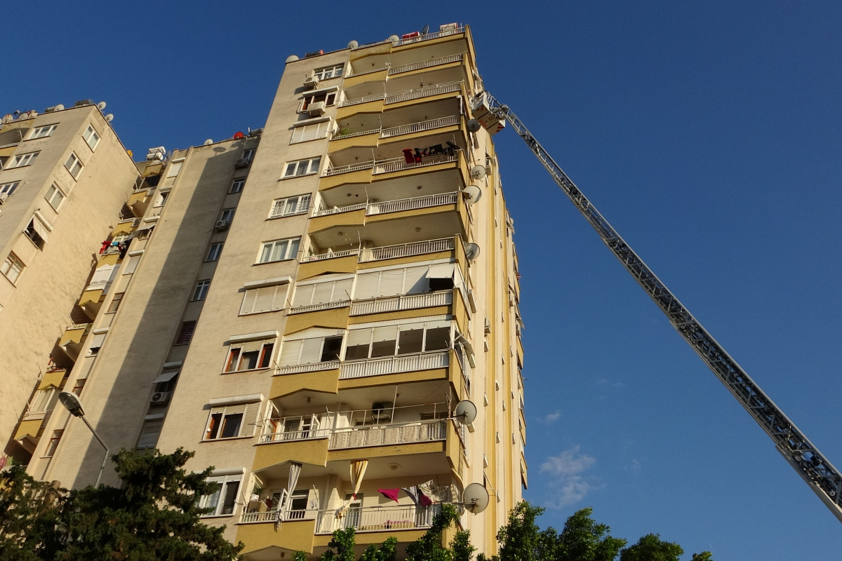 12'nci kattan 11'inci kata düşen kedinin kurtarılmasını film izler gibi izlediler