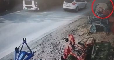 12 tonluk metal rulo yola düştü, araçlar ezilmekten son anda kurtuldu