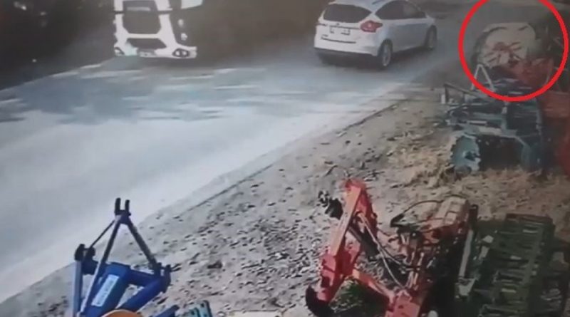 12 tonluk metal rulo yola düştü, araçlar ezilmekten son anda kurtuldu