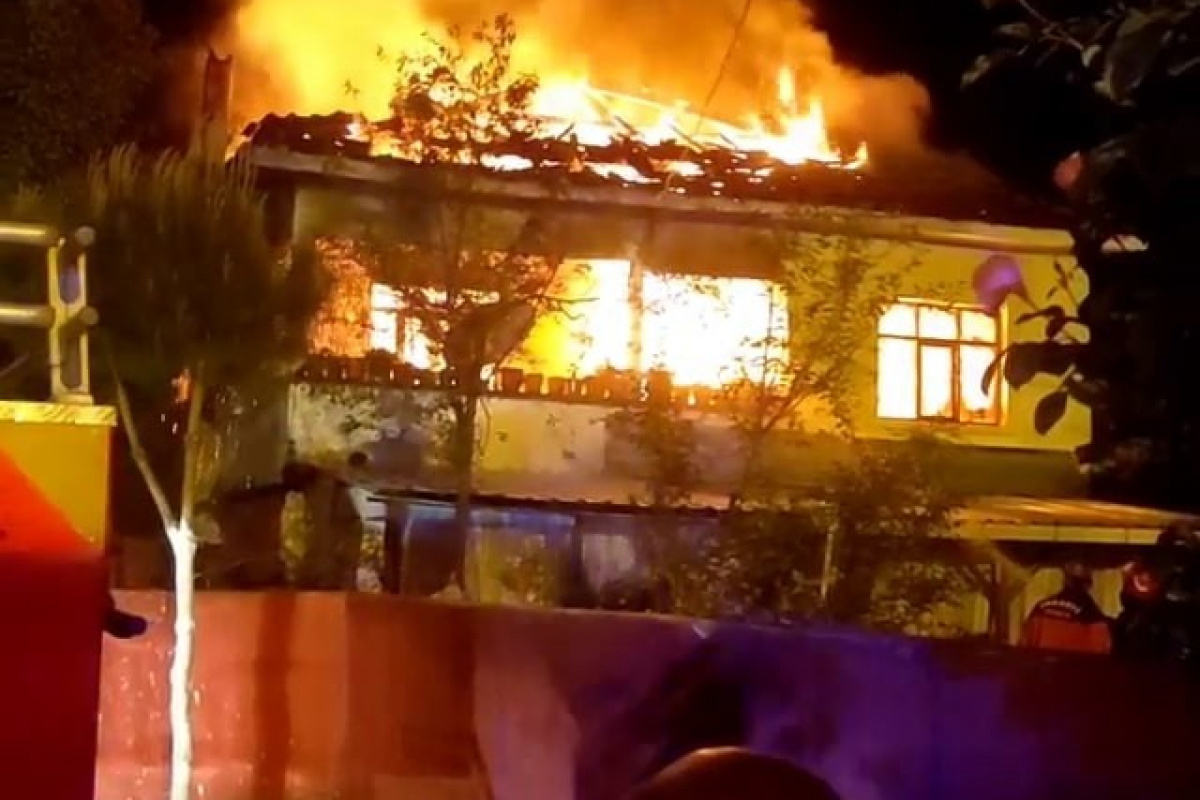 2 katlı ev alev alev yandı
