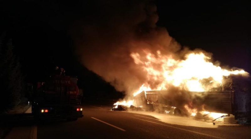 25 ton atık plastik yüklü tır alev alev yandı