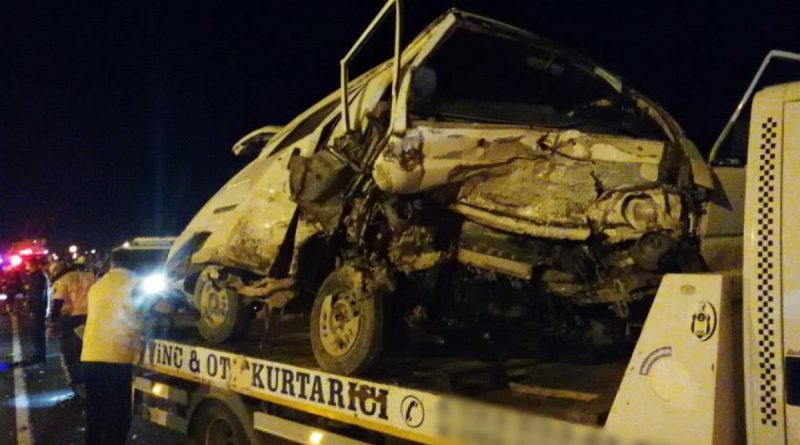 3 aracın birbirine girdiği kazada minibüs paramparça oldu: 5 yaralı