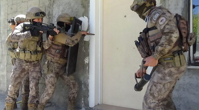 3 metrekarelik bölmede gizlenen 27 düzensiz göçmen yakalandı