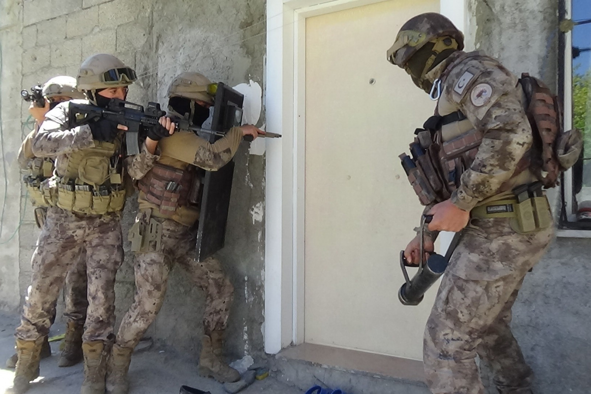 3 metrekarelik bölmede gizlenen 27 düzensiz göçmen yakalandı