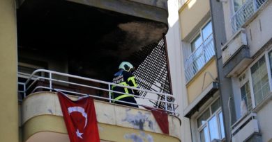 Adana’da dairenin kullanılamaz hale geldiği yangında Türk bayrakları zarar görmedi