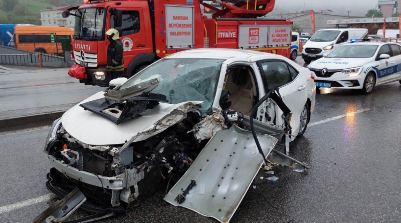 Ağaca çarparak hurdaya dönen otomobilden yaralı çıktılar