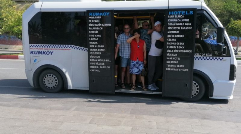 Ağzına kadar turist dolu minibüs polise yakalandı, araç 15 gün trafikten men edildi