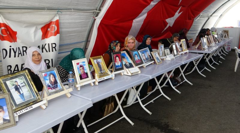 Ailelerin kararlı direnişi 990’ıncı gününde