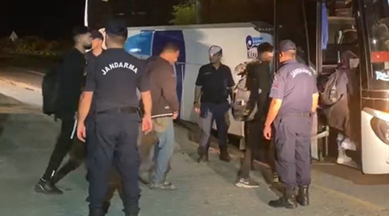 Alanya’da yakalanan 36 kaçak göçmen İl Göç İdaresi Müdürlüğüne gönderildi