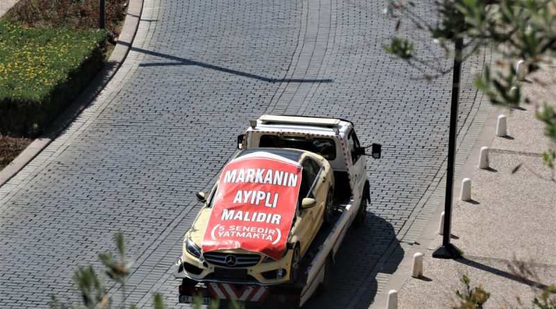 Aldığı lüks otomobil ile hayal kırıklığı yaşayan adam, araca çekici üzerinde şehir turu attırdı