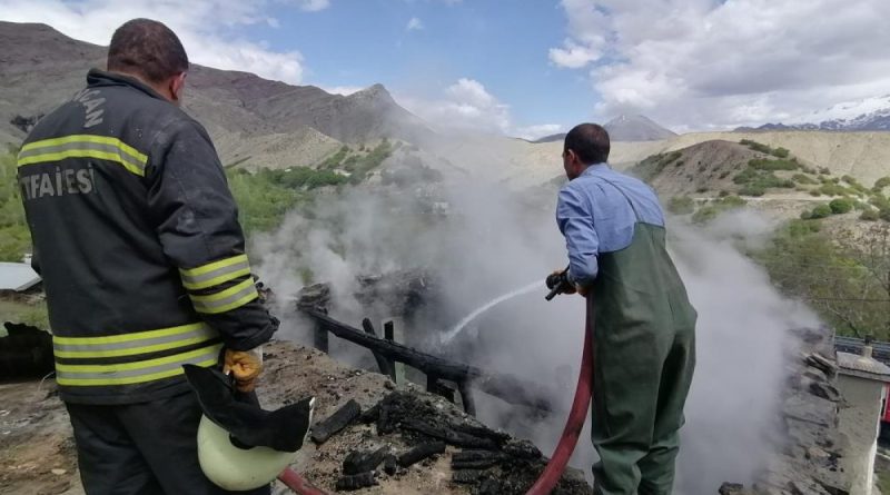 Alevler içinde kalan odunluk kullanılamaz hale geldi