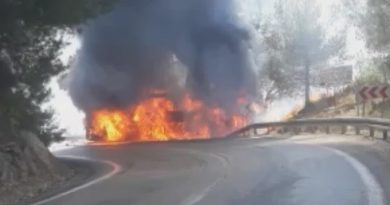 Alevlere teslim olan yolcu otobüsü küle döndü