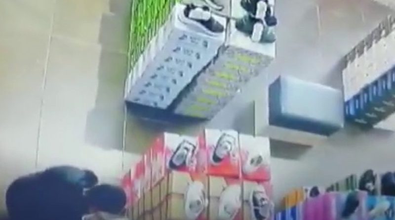 Alışveriş merkezinden ayakkabı hırsızlığı
