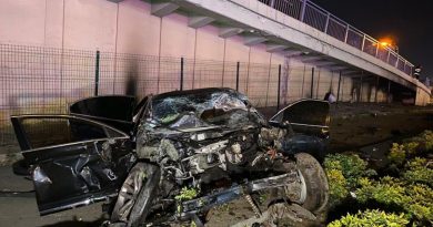 Alkollü halde kullandığı otomobili ile köprü demirlerini kırarak aşağı uçtu: 3 yaralı