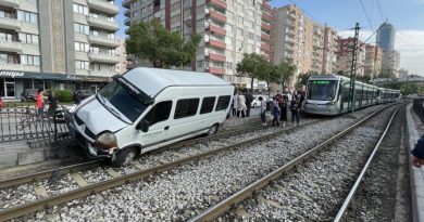 Alkollü sürücü minibüsle tramvay yoluna girdi