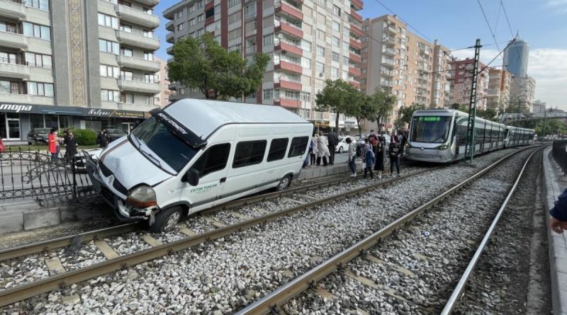 Alkollü sürücü minibüsle tramvay yoluna girdi