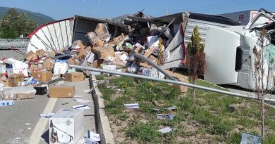 Amasya’da kargo malzemesi taşıyan tır devrildi: 2 yaralı